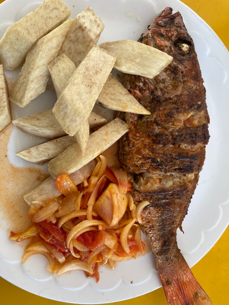 Koliko avec akpavi poisson entouré avec yebessé